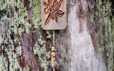 Hand Carved Raven Feather Wall Plaque On Reclaimed Cedar Fencing – By Carole’s Inspirations